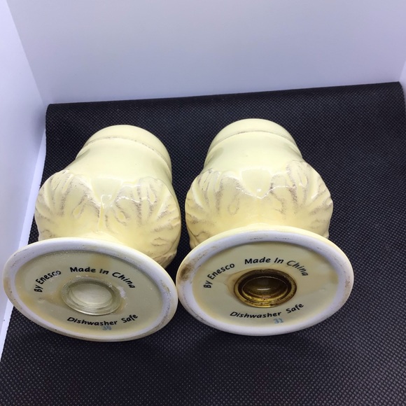 Enesco Country Gate salt & pepper shaker , cream colored , numbered 30&31 - Picture 3 of 3